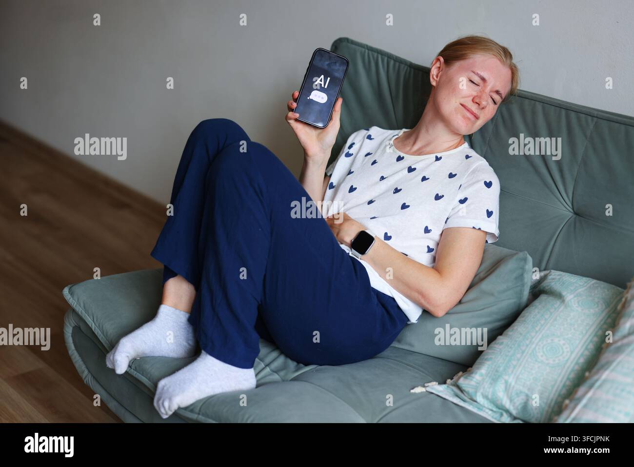 Frau, die unter Bauchschmerzen leidet und künstliche Intelligenz am Telefon für medizinische Beratung und Symptominformationen konsultiert. Stockfoto