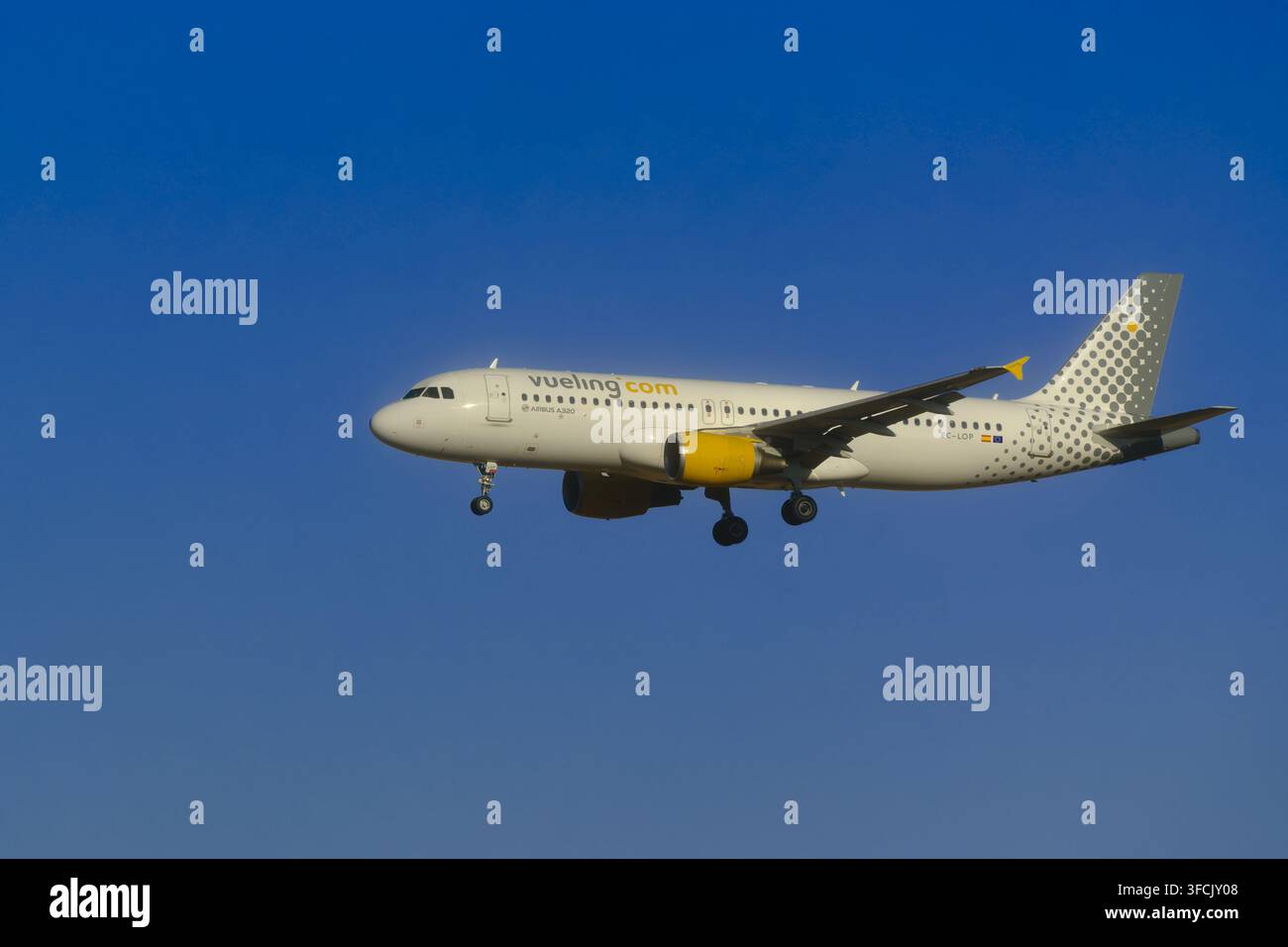 Brüssel, Belgien - 09. Juli 2026: Schild und Logo auf einem Airbus A320-214 von Vueling, der am Flughafen Brüssel landet Stockfoto