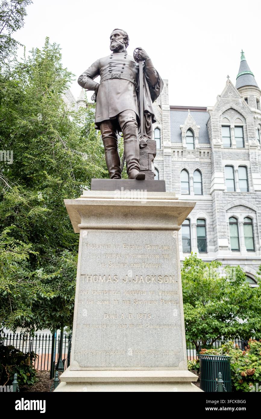 Inschrift auf der Stonewall-Jackson-Statue in Richmond | RICHMOND, Va. — Die Inschrift auf dem Sockel der Stonewall-Jackson-Statue am Kapitolplatz lautet „Gestiftet von englischen Herren“, Sonntag, 2. August 2026, Wochen vor der Entfernung des Denkmals am 28. August 2026. Britische Abonnenten sammelten die Gelder ab 1863 in Liverpool, und der in Dublin geborene Bildhauer John Henry Foley goss die Bronzefigur in London. Virginia widmete das Denkmal am 26. Oktober 1875, der ersten repräsentativen konföderierten Statue, die in Richmond errichtet wurde. Stockfoto