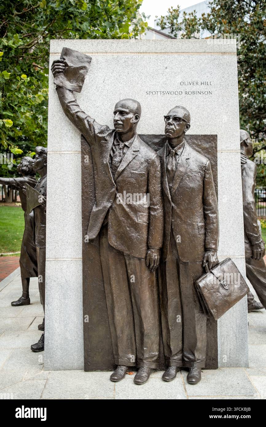 Oliver Hill und Spottswood Robinson Statuen in Richmond | RICHMOND, Virginia — Bronzebüsten der NAACP-Anwälte Oliver Hill und Spottswood Robinson stehen Schulter an Schulter auf dem Virginia Civil Rights Memorial in Richmond, einer hält eine Rechtsakte hoch, der andere umklammert einen Aktenkoffer. Die beiden Anwälte reichten 1951 die Klage Davis gegen den Schuldistrikt von Prince Edward County ein, nachdem Studenten, nicht Erwachsene, sie davon überzeugt hatten, auf vollständige Entsegregation zu klagen und nicht nur auf gleiche Einrichtungen. Stockfoto
