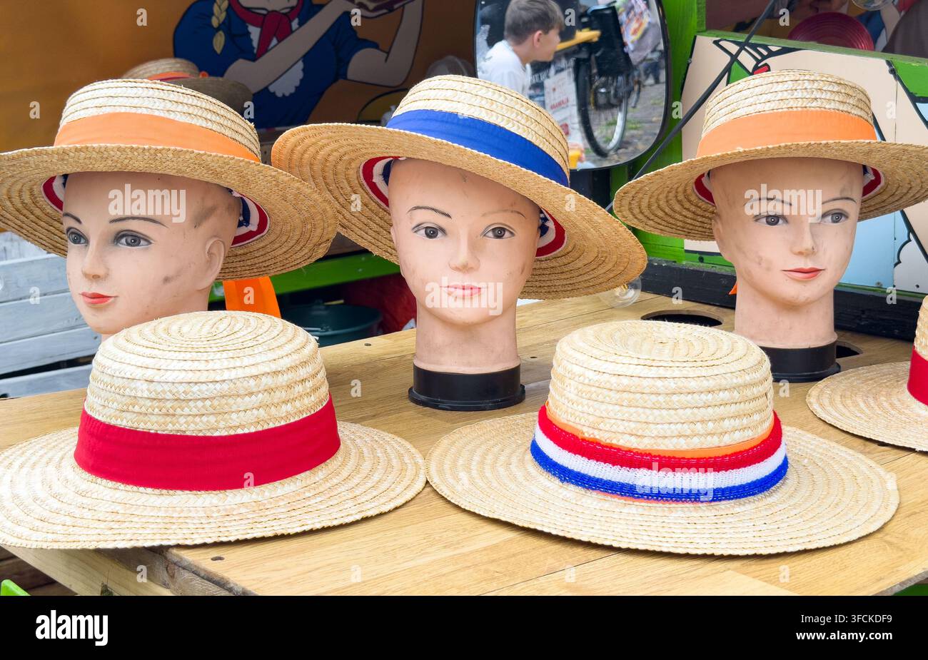 Strohhüte auf Schaufensterpuppenköpfen an einem Marktstand in Alkmaar, Niederlande Stockfoto