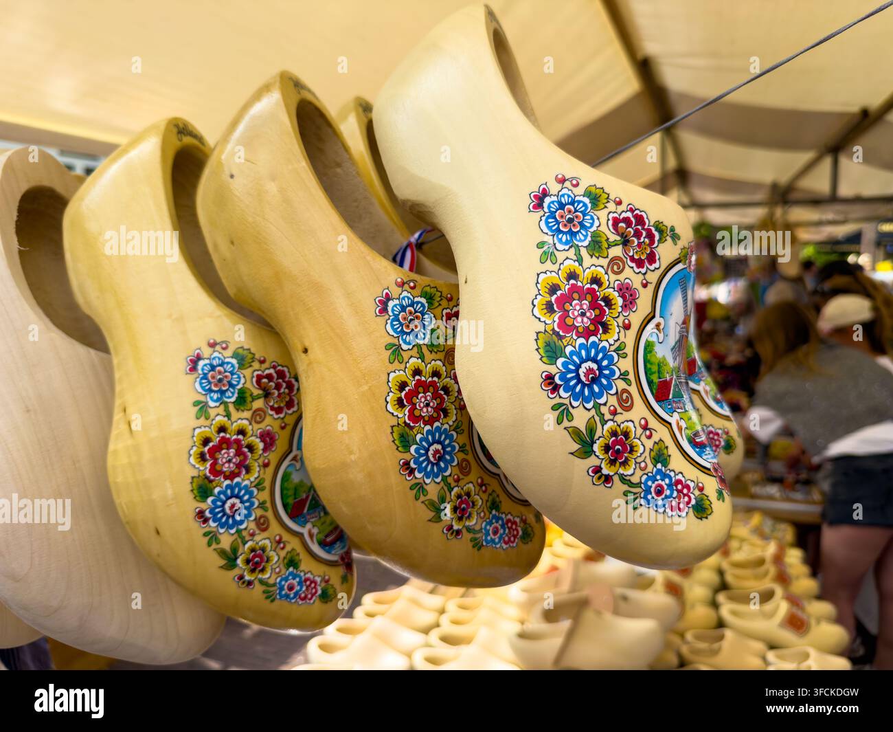 Handbemalte traditionelle holländische Holzschuhe & Holzklompen ausgestellt auf dem Markt in Alkmaar in den Niederlanden - Smartphone-aufgenommenes Stockfoto