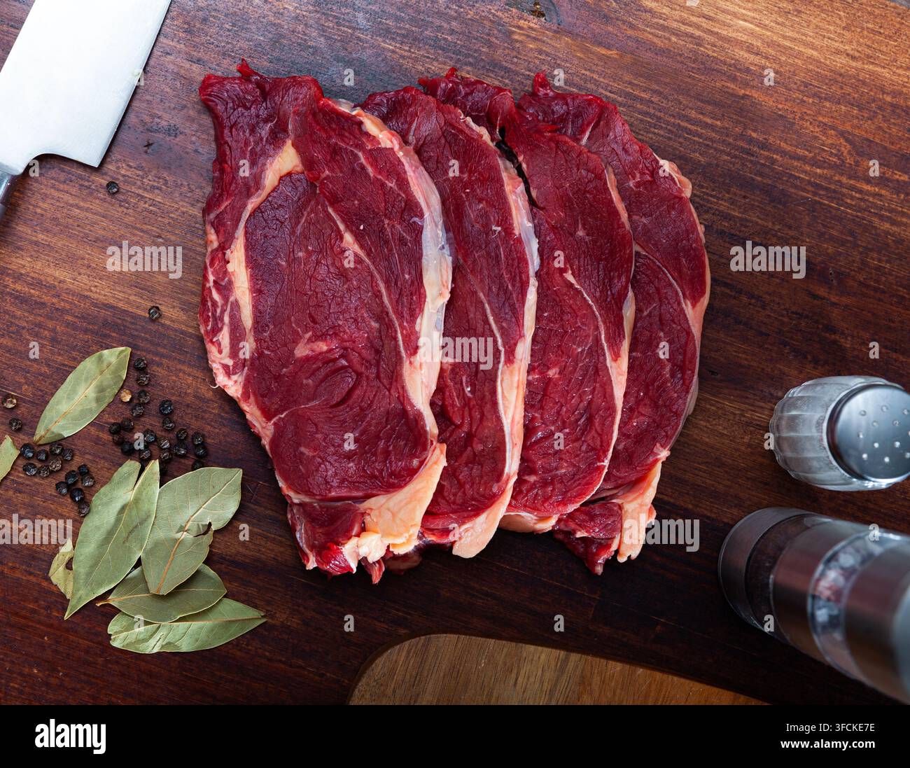 Marmoriertes Rindersteak mit Pfeffer auf dem Tisch Stockfoto