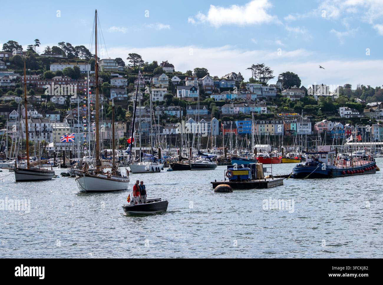 Boote und Yachten füllen den Hafen von Dartmouth während der Royal Regatta auf dem Fluss Dart in South Devon, England, UK. Stockfoto