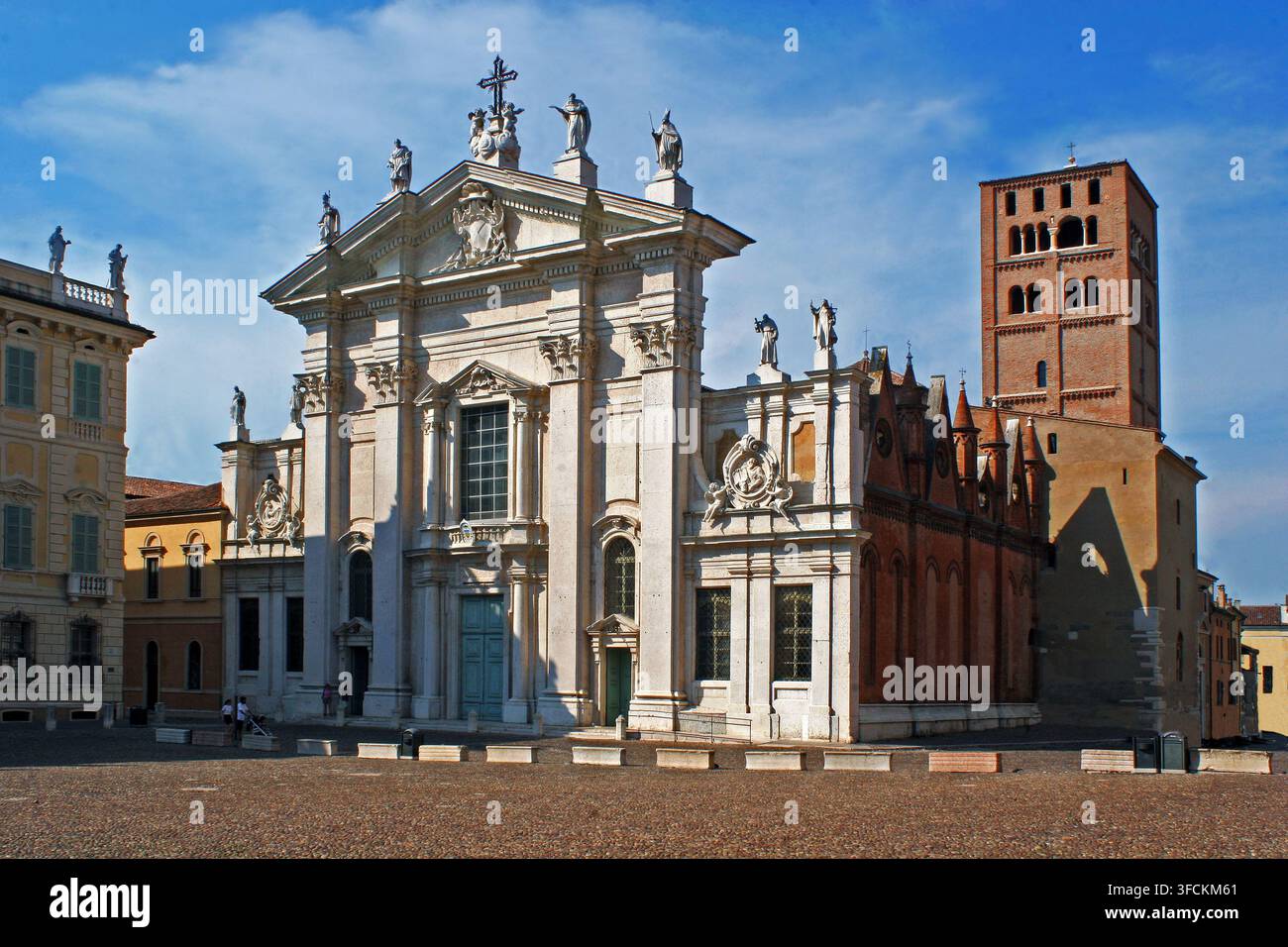 Mantua. Kathedrale des Heiligen Petrus Apostolus. Stockfoto