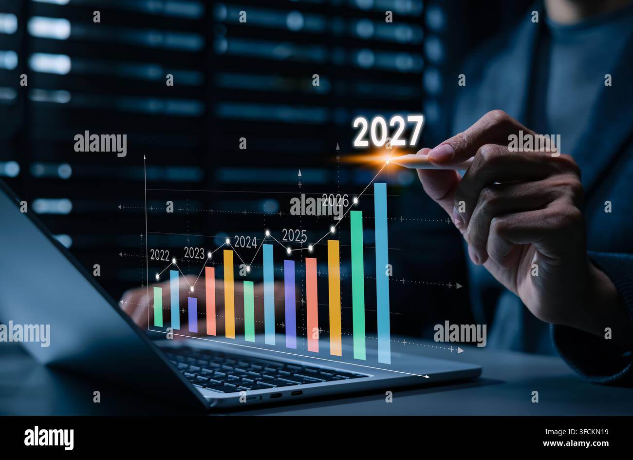 2027 Geschäfts Wachstumsprognose und strategisches Planungskonzept. Geschäftsmann verwendet Laptop und Diagramm, finanzielle Leistung, Markttrends, Umsatzwachstum Stockfoto