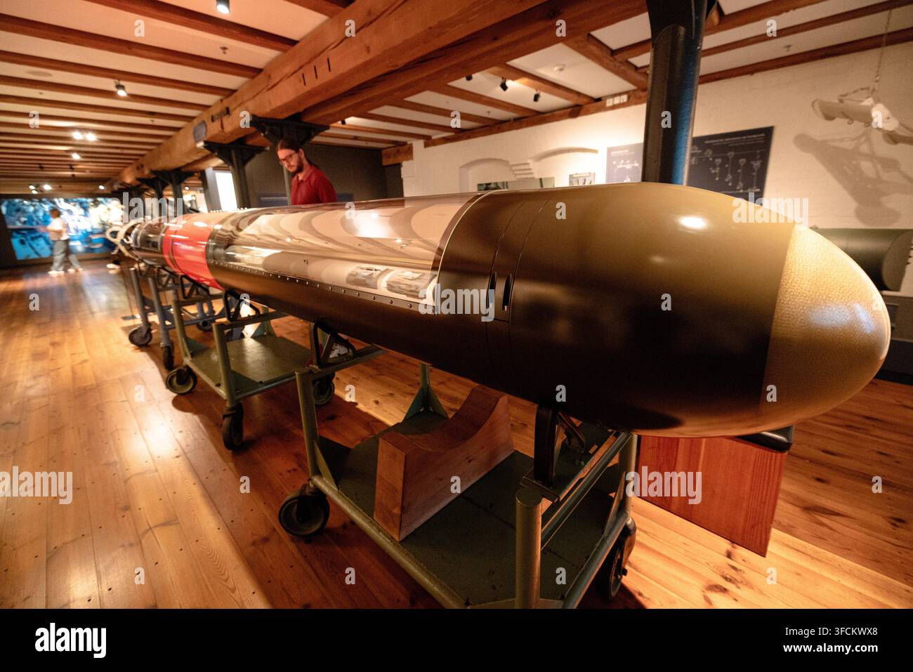 Historisches U-Boot-Torpedo im Internationalen Maritimen Museum Hamburg ausgestellt. Stockfoto