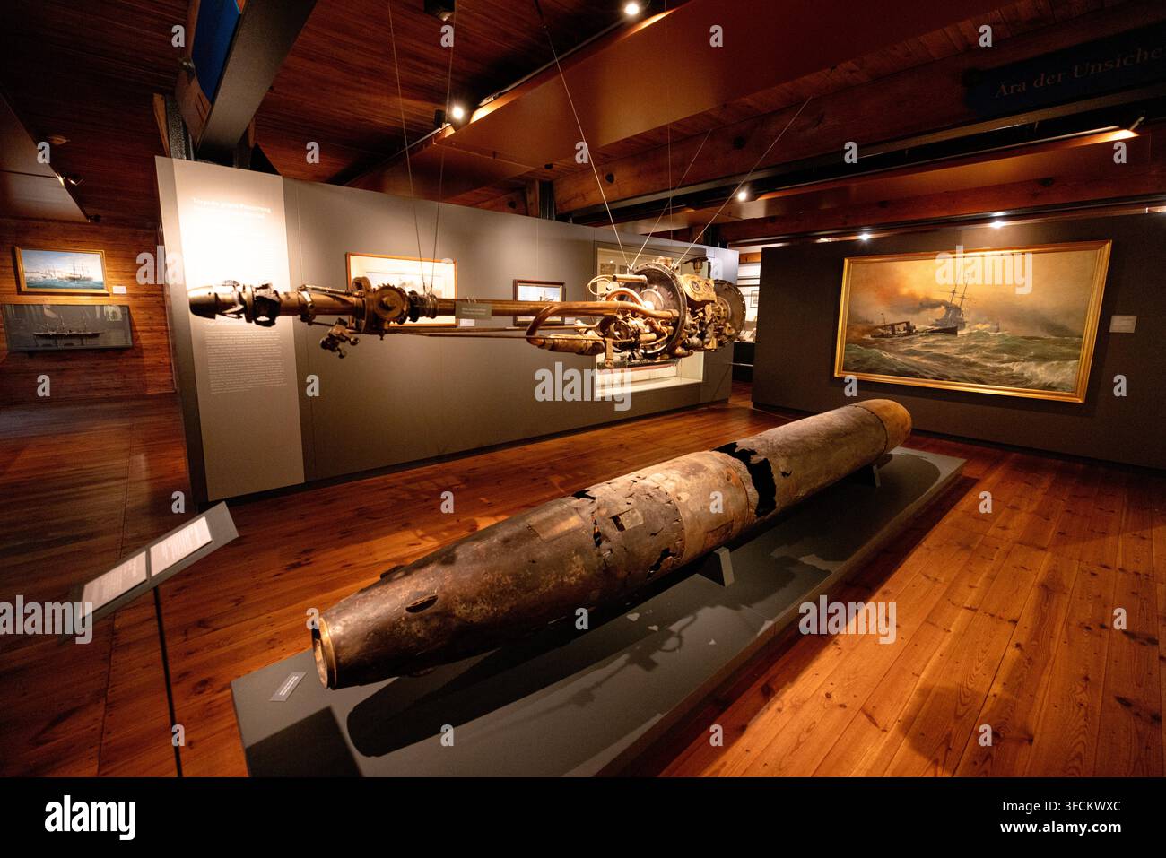 Historisches U-Boot-Torpedo im Internationalen Maritimen Museum Hamburg ausgestellt. Stockfoto