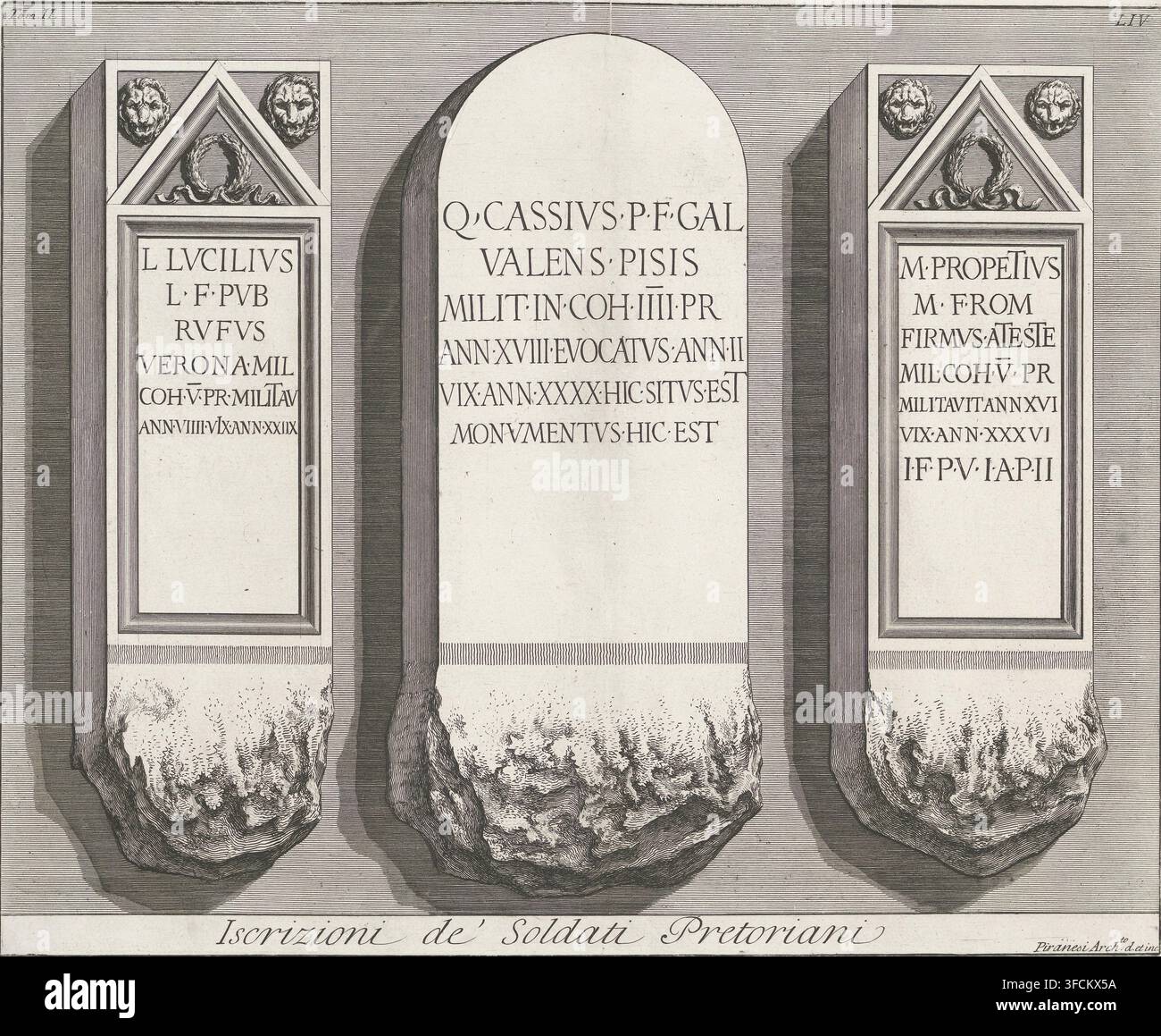 Inschriften der Prätorianer, Inschriften der Prätorianergarde, gefunden in der Villa de' Cinque, Römische Antiken, Archäologische Funde in und um Rom, Druck, Inschriften der Prätorianergarde, gefunden in der Villa de' Cinque. Titel im unteren Rand. Nummeriert oben: Tom. II., LIV., Radierer: Giovanni Battista Piranesi, Rom, ca. 1756 - ca. 1757, Papier, Radierung, Höhe 397 mm x Breite 485 mm, Inschrift, Italien. Eine Graustufenradierung zeigt drei hohe Steinplatten, die in eine Wand eingelassen sind, mit rechteckigen gerahmten Feldern und dreieckigen Giebeln, die von geschnitzten Löwenköpfen und einer runden Inschrift gekrönt sind Stockfoto