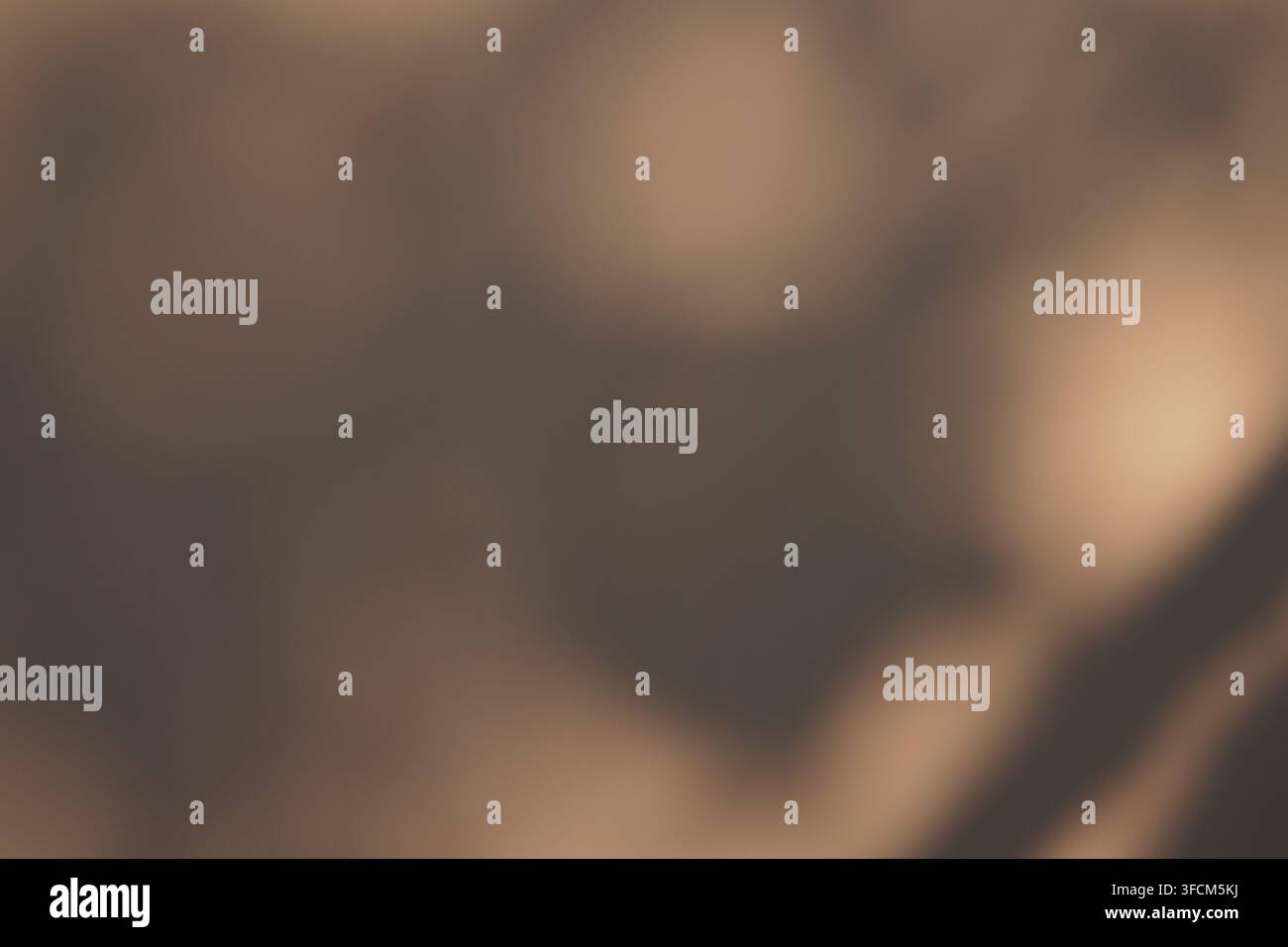 Weicher, unscharfer warmer braun-beiger Farbverlaufshintergrund. Hochwertige verschwommene Textur für Web-, Overlay- oder minimalistische Präsentationsnutzung. Stockfoto