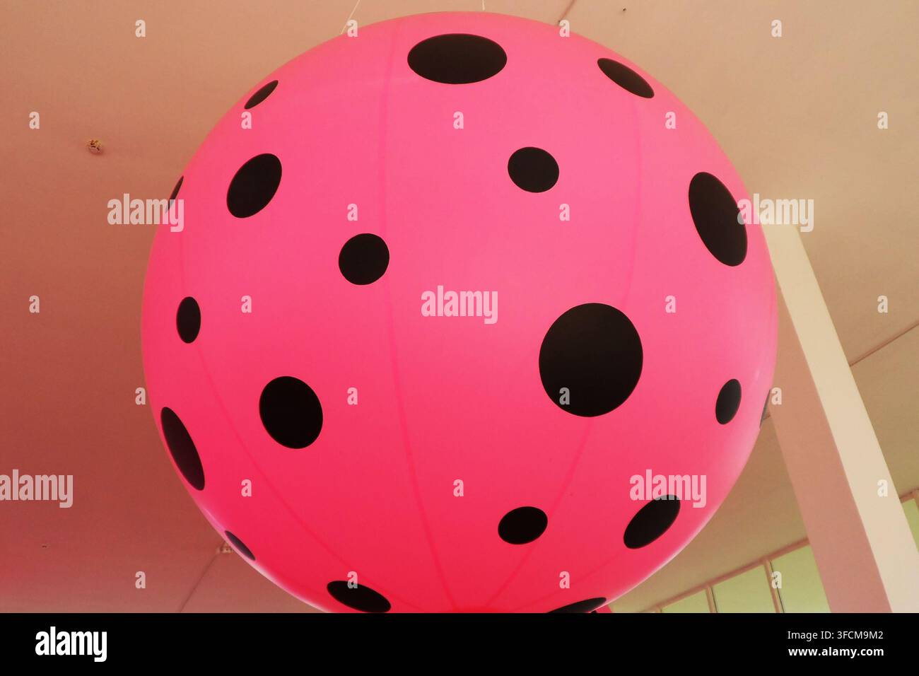 Brasilia, Brasilien. 27. Aug., 2026. Yayoi Kusama, japanische bildende Künstlerin und Schriftstellerin, verstarb im Alter von 97 Jahren in einem Krankenhaus in Tokio, Japan. Die Todesursache wurde nicht bekannt gegeben. Kusama baute eine international anerkannte Karriere als pionierische Avantgarde-Künstlerin auf, deren kreative Praxis bildende Kunst, Performance, Fiktion und Poesie umfasste. Archiv vom 6. April 2014 - Kunst - DF - Werk der japanischen bildenden Künstlerin Yayoi Kusama im Banco do Brasil Kulturzentrum - CCBB, in Brasilia, DF Credit: Brazil Photo Press/Alamy Live News Stockfoto