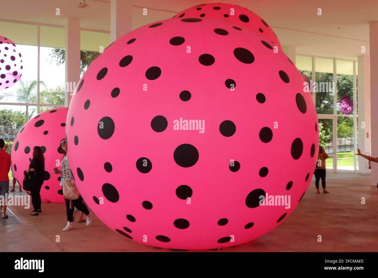 Brasilia, Brasilien. 27. Aug., 2026. Yayoi Kusama, japanische bildende Künstlerin und Schriftstellerin, verstarb im Alter von 97 Jahren in einem Krankenhaus in Tokio, Japan. Die Todesursache wurde nicht bekannt gegeben. Kusama baute eine international anerkannte Karriere als pionierische Avantgarde-Künstlerin auf, deren kreative Praxis bildende Kunst, Performance, Fiktion und Poesie umfasste. Archiv vom 6. April 2014 - Kunst - DF - Werk der japanischen bildenden Künstlerin Yayoi Kusama im Banco do Brasil Kulturzentrum - CCBB, in Brasilia, DF Credit: Brazil Photo Press/Alamy Live News Stockfoto