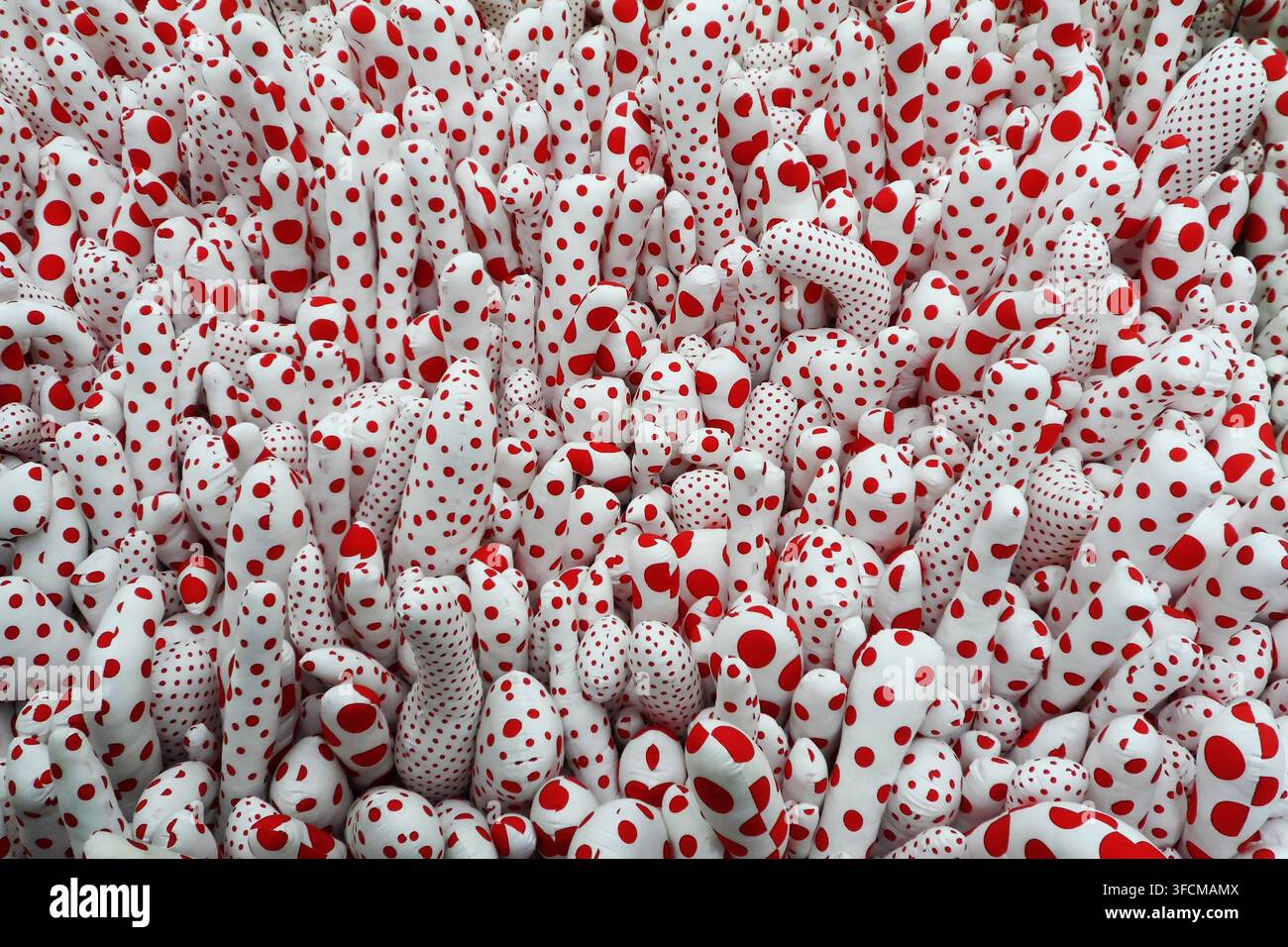 Yayoi Kusama, japanische bildende Künstlerin und Schriftstellerin, verstarb im Alter von 97 Jahren in einem Krankenhaus in Tokio, Japan Yayoi Kusama, japanische bildende Künstlerin und Schriftstellerin, verstarb im Alter von 97 Jahren in einem Krankenhaus in Tokio, Japan. Die Todesursache wurde nicht mitgeteilt. Kusama baute eine international gefeierte Karriere als wegweisende Avantgarde-Künstlerin auf, deren kreative Praxis bildende Kunst, Performance, Fiktion und Poesie umfasste. Archiv vom 6. April 2014 - Kunst - DF - Werk der japanischen bildenden Künstlerin Yayoi Kusama im Kulturzentrum Banco do Brasil - CCBB, in Brasilia, DF BRASILIA Zentrum DF B Stockfoto