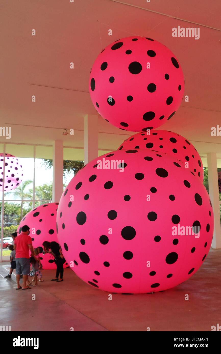 Yayoi Kusama, japanische bildende Künstlerin und Schriftstellerin, verstarb im Alter von 97 Jahren in einem Krankenhaus in Tokio, Japan Yayoi Kusama, japanische bildende Künstlerin und Schriftstellerin, verstarb im Alter von 97 Jahren in einem Krankenhaus in Tokio, Japan. Die Todesursache wurde nicht mitgeteilt. Kusama baute eine international gefeierte Karriere als wegweisende Avantgarde-Künstlerin auf, deren kreative Praxis bildende Kunst, Performance, Fiktion und Poesie umfasste. Archiv vom 6. April 2014 - Kunst - DF - Werk der japanischen bildenden Künstlerin Yayoi Kusama im Kulturzentrum Banco do Brasil - CCBB, in Brasilia, DF BRASILIA Zentrum DF B Stockfoto