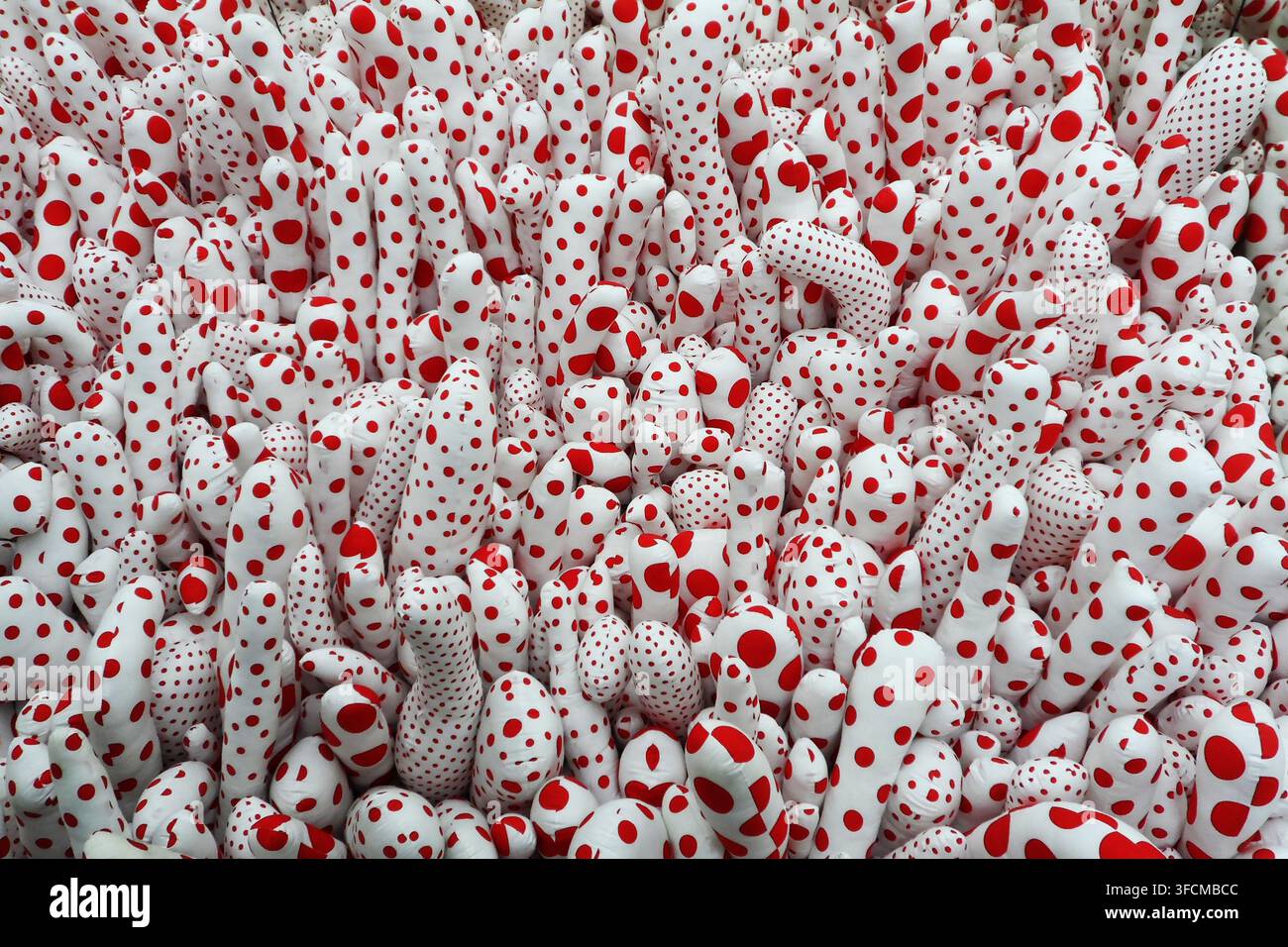 Brasilia, Brasilien. 27. Aug., 2026. Yayoi Kusama, japanische bildende Künstlerin und Schriftstellerin, verstarb im Alter von 97 Jahren in einem Krankenhaus in Tokio, Japan. Die Todesursache wurde nicht bekannt gegeben. Kusama baute eine international anerkannte Karriere als pionierische Avantgarde-Künstlerin auf, deren kreative Praxis bildende Kunst, Performance, Fiktion und Poesie umfasste. Archiv vom 6. April 2014 - Kunst - DF - Werk der japanischen bildenden Künstlerin Yayoi Kusama im Banco do Brasil Kulturzentrum - CCBB, in Brasilia, DF Credit: Brazil Photo Press/Alamy Live News Stockfoto
