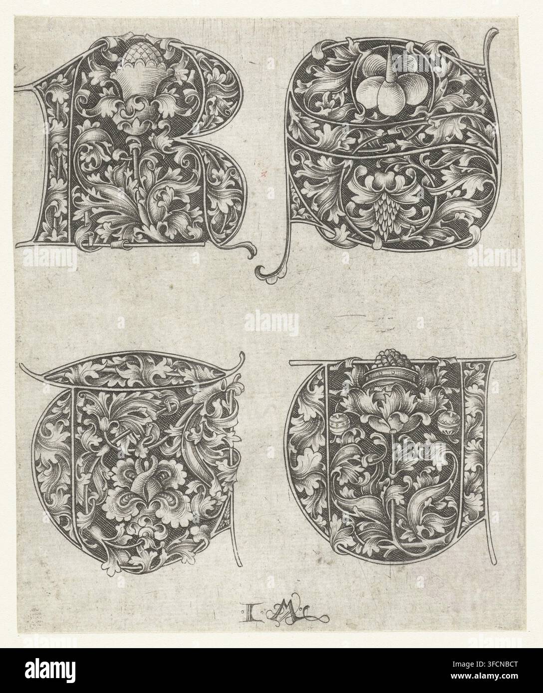 Großbuchstaben R, S, T und U, Alphabet in Großbuchstaben, Druck, ornamentaler Druck, verziert mit Blattranken. Dieser Druck ist Teil einer Serie von sechs Blättern, jeweils mit vier Großbuchstaben., Druckgrafiker: Israhel van Meckenem, Bocholt (Deutschland), 1455 - 1503, Nordrhein-Westfalen, Papier, Radierung, Höhe 144 mm x Breite 118 mm, Buchstaben, Alphabet, Schrift, Initial. Ein blasses rechteckiges Blatt mit einem strukturierten Hintergrund enthält kunstvolle dekorative Buchstaben, die den größten Teil der Oberfläche einnehmen; die Buchstaben sind aus dunkler, fein schattierter Tinte geformt und mit komplizierten Rankenwerk, stilisierten Blättern und floralen Mustern gefüllt Stockfoto