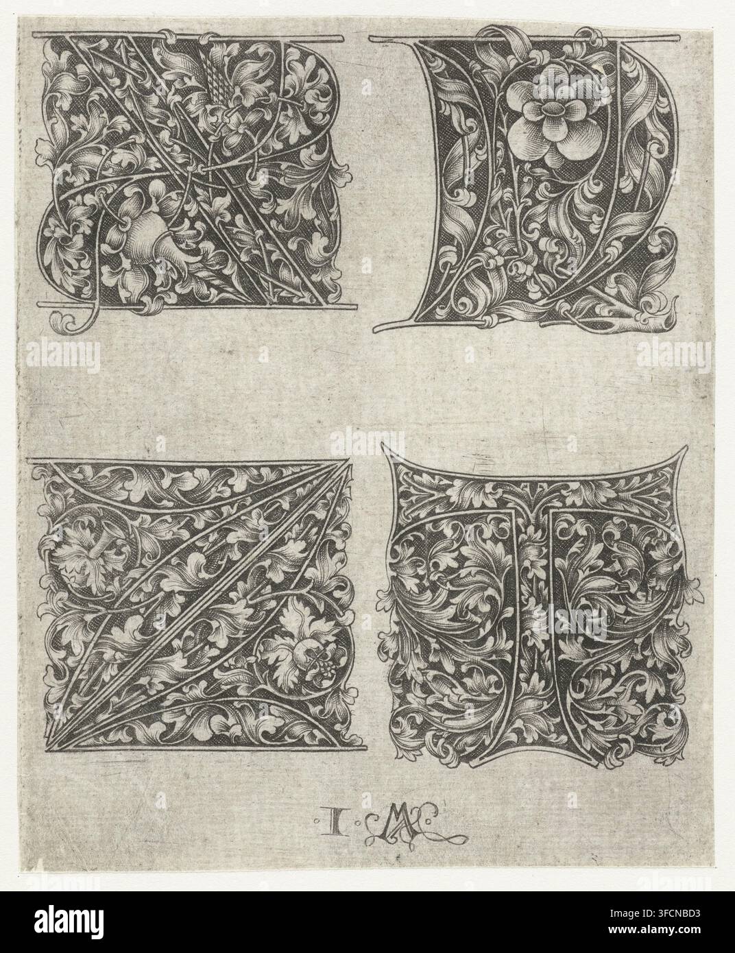 Großbuchstaben X, Y, Z und T, Alphabet in Großbuchstaben, Druck, ornamentaler Druck, verziert mit Blattdrangen. Dieser Druck ist Teil einer Serie von sechs Blättern, jeweils mit vier Großbuchstaben., Druckgrafiker: Israhel van Meckenem, Bocholt (Deutschland), 1455 - 1503, Nordrhein-Westfalen, Papier, Radierung, Höhe 143 mm x Breite 116 mm, Buchstaben, Alphabet, Schrift, Initial. Ein vertikales Blatt zeigt vier verzierte rechteckige Felder, die in einem Zwei-zu-zwei-Raster angeordnet sind, wobei jedes Feld mit dichtem graviertem Blattwerk und Blumenmotiven gefüllt ist. Die Felder zeigen wirbelnde Akanthusblätter, sich windende Ranken und stilisierte Blüten, die in Stockfoto