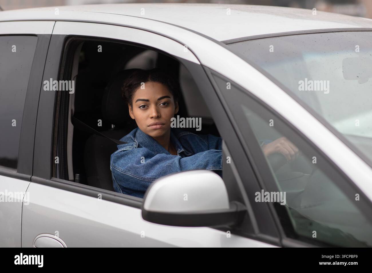 Guter seriöser Fahrer und Rechtsverkehr Stockfoto