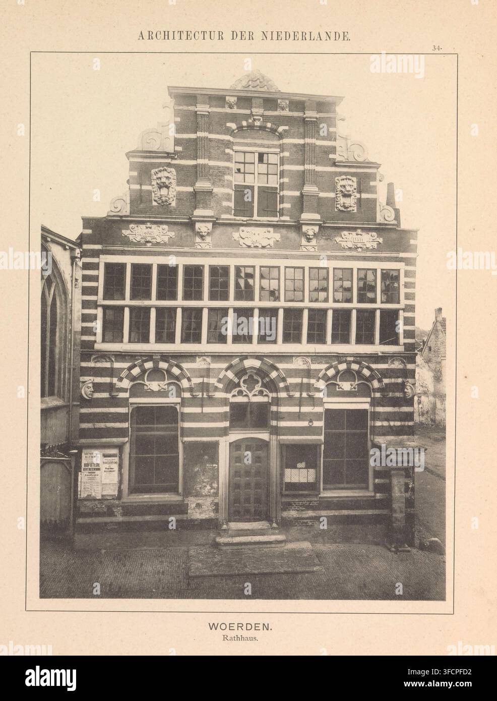 Woerden. Rathhaus, Blick auf das Rathaus in Woerden, Architektur der Niederlande, Seite, fotomechanischer Druck, Nummer: '34.', Woerden, Verlag: Baumgärtner's Buchhandlung, Leipzig, ca. 1884 - bis 1894, Baumgärtner's Buchhandlung, Sachsen, Papier, Kollotypie, Fotodruck, Höhe 257 mm x Breite 197 mm, Rathaus, Stedehuys., Eine Frontansicht eines mehrstöckigen Gebäudes mit einer symmetrischen Fassade, die abwechselnd helle und dunkle horizontale Streifen aufweist, große rechteckige Fenster im oberen Stockwerk, gewölbte Türen und Fenster im Erdgeschoss, skulpturale Dekorelemente einschließlich geschnitzter Stockfoto