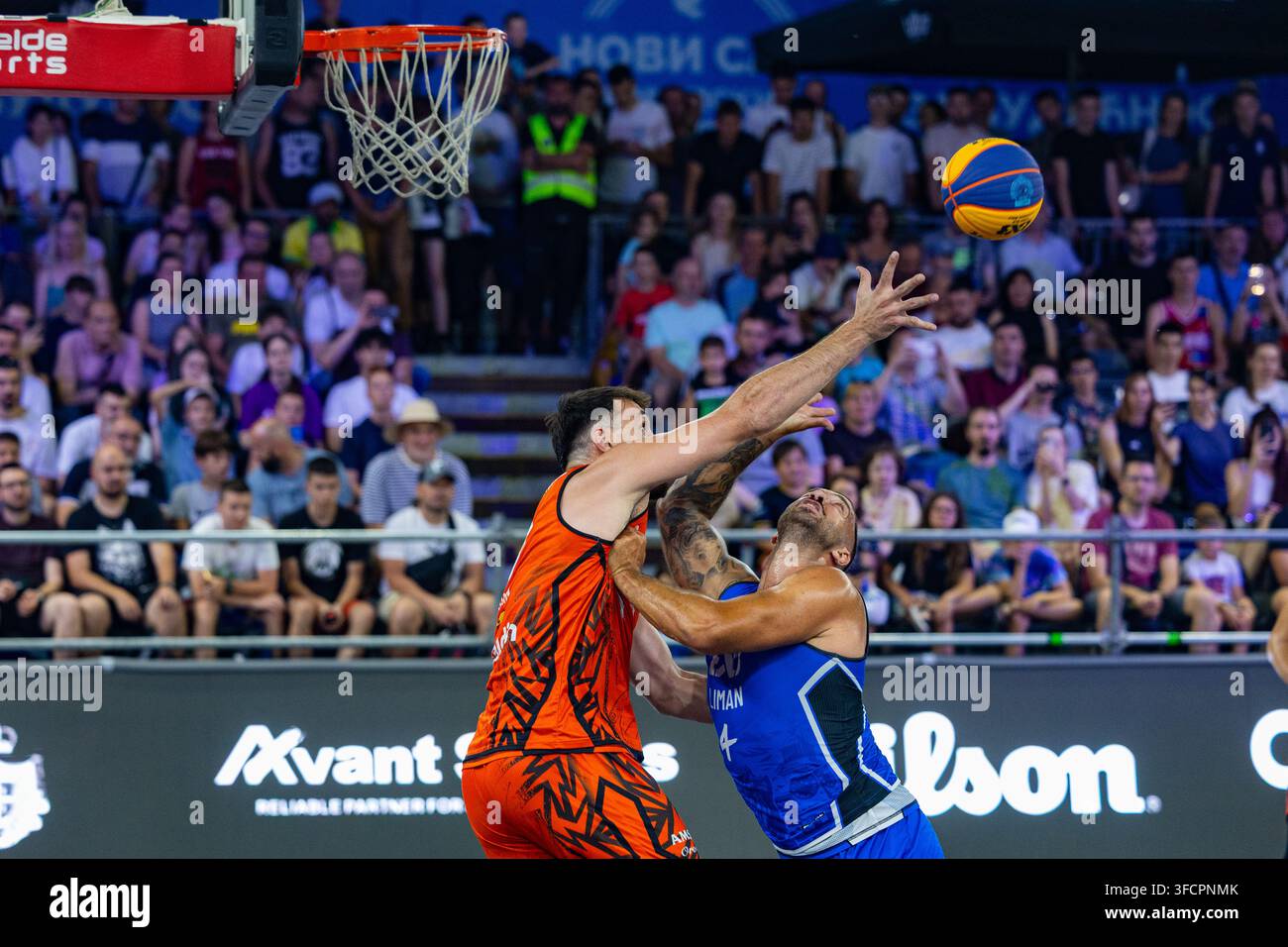 Zwei männliche Basketballspieler konkurrieren in einem Spiel Stockfoto