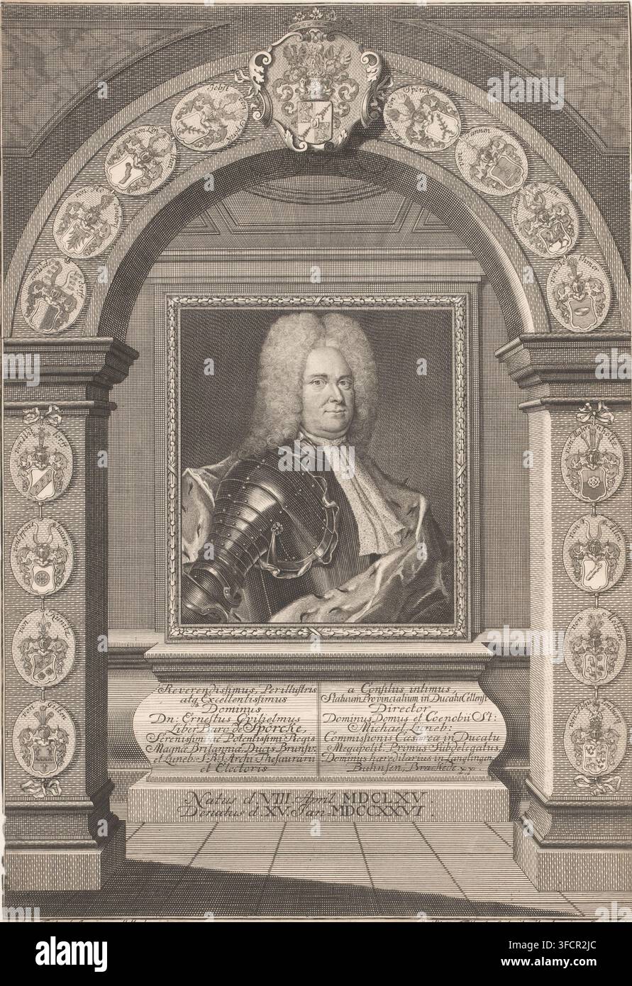 Porträt von Ernst Wilhelm von Spörcken, Druck, Drucker: Christian Fritzsch, Hamburg (Stadt), nach Gemälde von Johann Christian Gottfried Fritzsch, 1726, Papier, Radierung, Höhe 327 mm x Breite 226 mm, Person, Ernst Wilhelm von Spörcken, historische Personen, Wappenführung, Heraldik, Rüstung, Bogen, Archivolte, Architektur, Mantel, Robe, Kleid (Symbol der Souveränität), Ornament, das von architektonischen Details abgeleitet ist., Ein gerahmtes radiertes Porträt eines Mannes mit einer großen Lockenperücke und einem gefassten Ausdruck, von der Brust aufwärts gezeigt und mit prächtiger Rüstung und einem drapierten Tuch bekleidet, in einer Architektur gesetzt Stockfoto