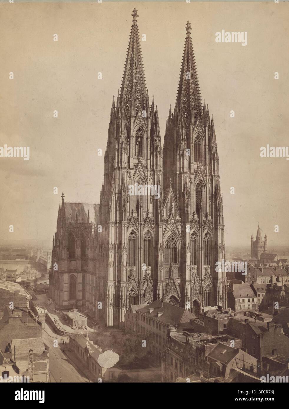 Ansicht des Kölner Doms, Fotografie, Annotation: '... B. Kunst, Montag 2. Nov ’03 und 9. Nov ’03, .., Montag 7. Nov ’04', Annotation: 'Kölner Dom', Köln, 1880 - 1910, Fotograf, Nordrhein-Westfalen, Papier, Karton, Albumen-Druck, Höhe 610 mm x Höhe 445 mm, Kirche (Außenansicht), Kölner Dom. Eine große gotische Kathedrale dominiert die Mitte mit zwei hohen, verzierten Türmen, die in den Himmel ragen, detailliert mit kunstvollem Steinmaßwerk, spitzen Bögen und dekorativen Fialen; die Fassade zeigt mehrere gewölbte Fenster und gestaltete architektonische Elemente. Um die Kathedrale herum Stockfoto