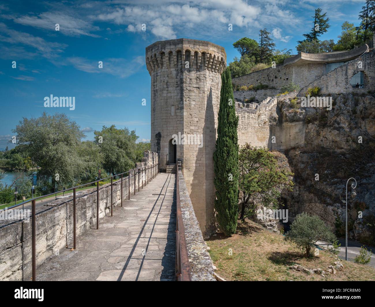 Historischer Steinturm und Befestigungsmauer in der Nähe der Pont d'Avignon in Avignon, Frankreich Stockfoto