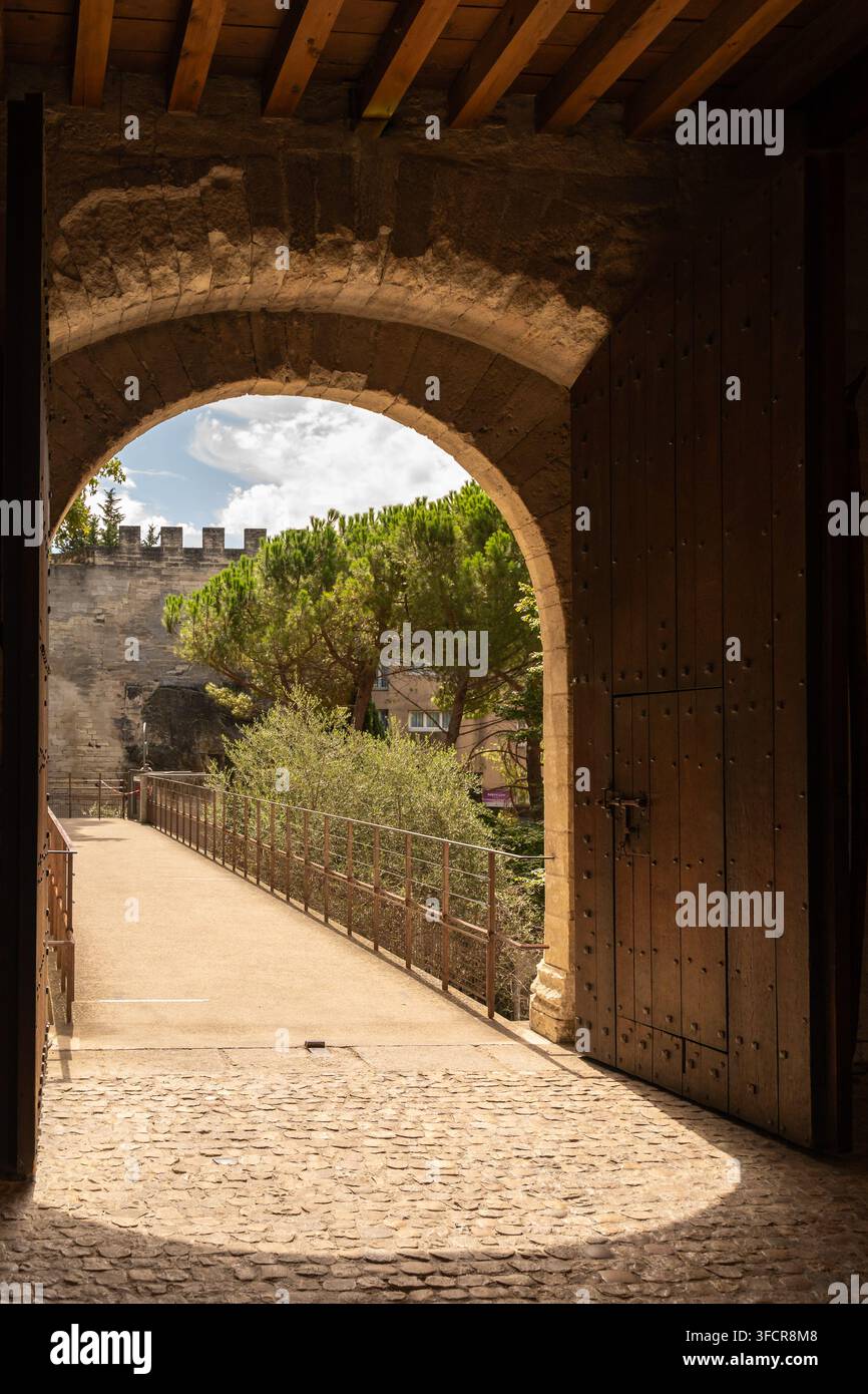 Historisches Steintor und Befestigungsmauer in der Nähe der Pont d Avignon in Avignon, Frankreich Stockfoto