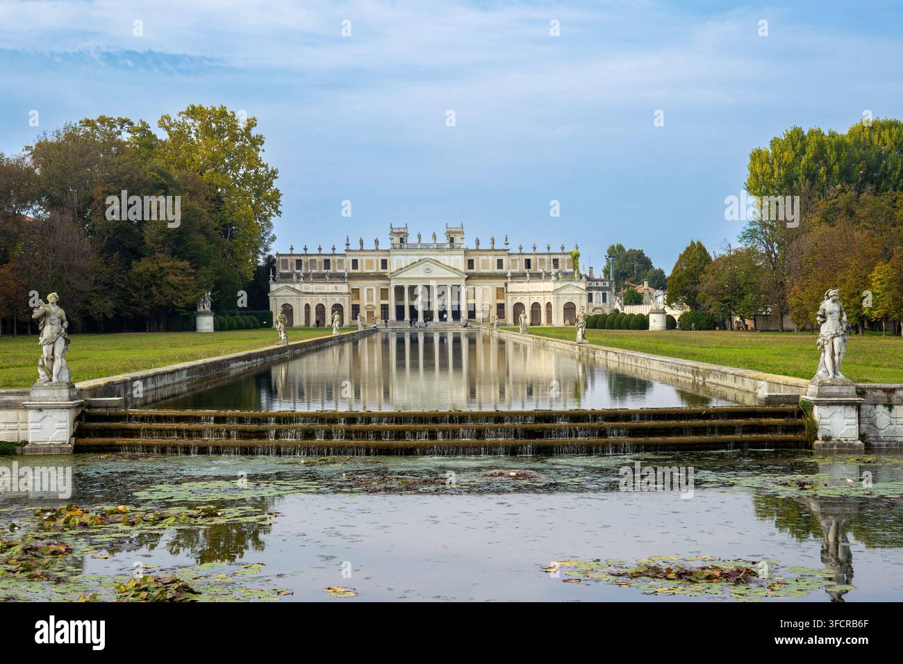Bodenebene Ansicht des zentralen Wasserbeckens, das die historischen Ställe im Park der Villa Pisani in Stra, Italien, widerspiegelt Stockfoto