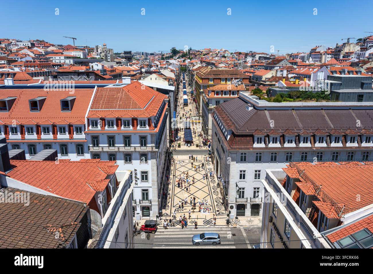 Luftaufnahme der Rua Augusta vom Gipfel des Arco Triunfal im Stadtteil Baixa von Lissabon in Portugal, Südwest-Europa Stockfoto
