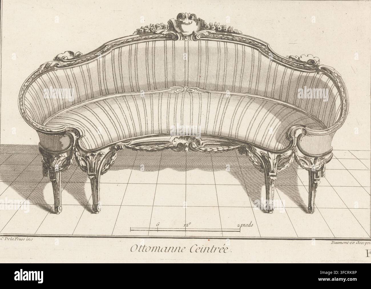 Ottomanische Ceintrée, Sofa, F Sofas, Druck, Ornamentdruck, Sofa mit gestreifter Polsterung und Muschelmotiven., Druckgrafiker, nach Entwurf von, Verleger, Privilegiengeber, Paris, Jean Charles Delafosse, Papier, Radierung, Höhe 230 mm x Breite 332 mm, Druck ist Teil einer Serie von vier, Couch, Settee., Ein gezeichnetes Sofa mit geschwungenem Rücken und abgerundeten Armlehnen ist abgebildet, das gestreifte Polsterung und einen kunstvoll geschnitzten Holzrahmen mit Blumen- und Schnörkelmotiven aufweist. Die Sitzfläche bildet ein durchgehendes geschwungenes Kissen, das den vertikalen Streifen des Rückens entspricht. Das Sofa steht auf geschnitzten Cabriole-Beinen mit Blatt- und Schnörkelverzierungen Stockfoto