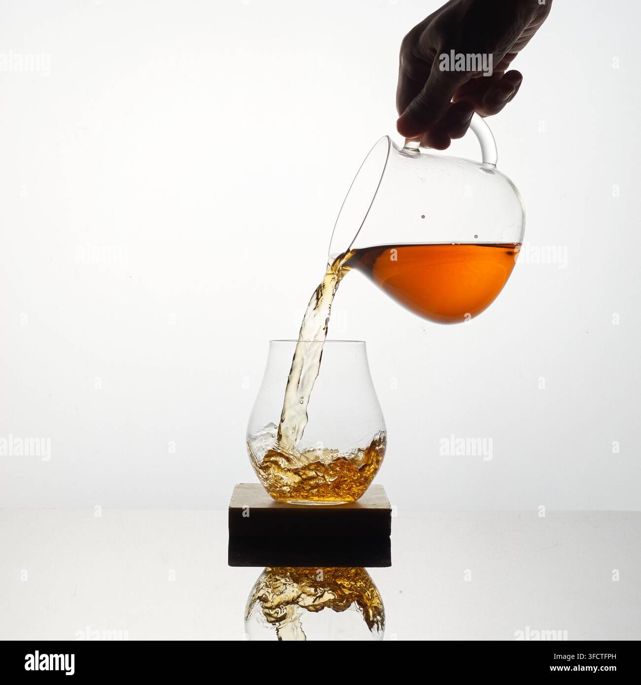 Handgebrühter Kaffee oder Filterkaffee mit Studiolicht Stockfoto
