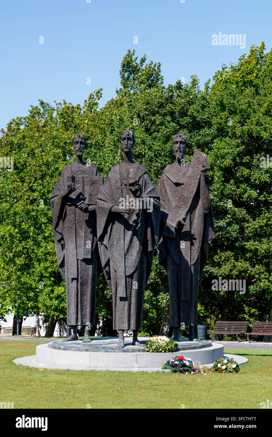 Drei Heilige – Cyril, Methodius und Gorazd – werden mit Statuen auf dem Gelände der Burg Bratislava geehrt, Bratislava, Slowakei Stockfoto