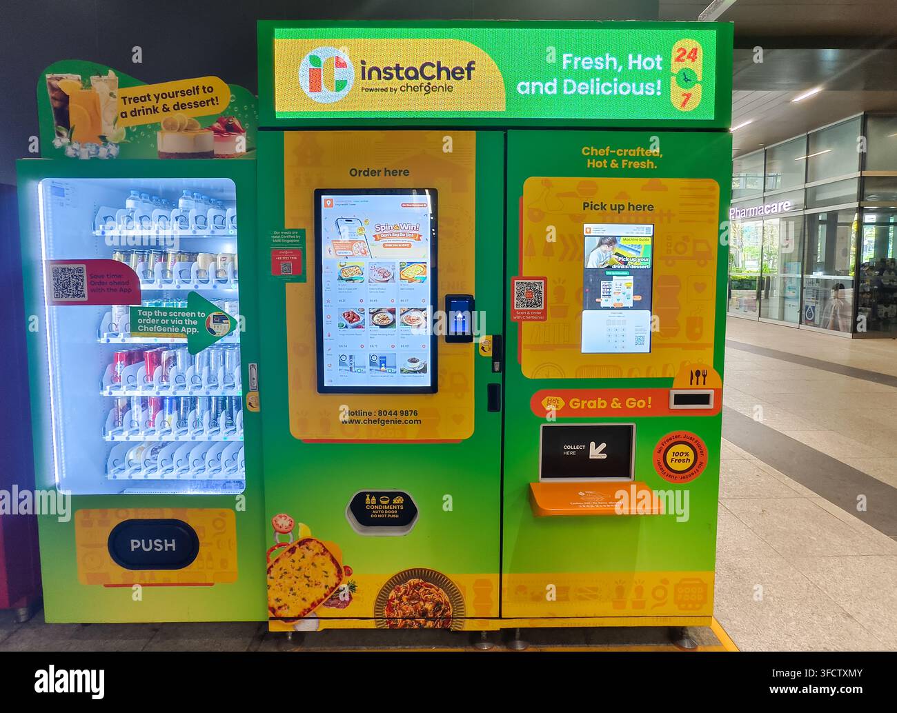 KI-gestützte automatische Heißmahlzeit- und Getränkeverkaufsstation, erstellt von InstaChef und ChefGenie, Singapur Stockfoto