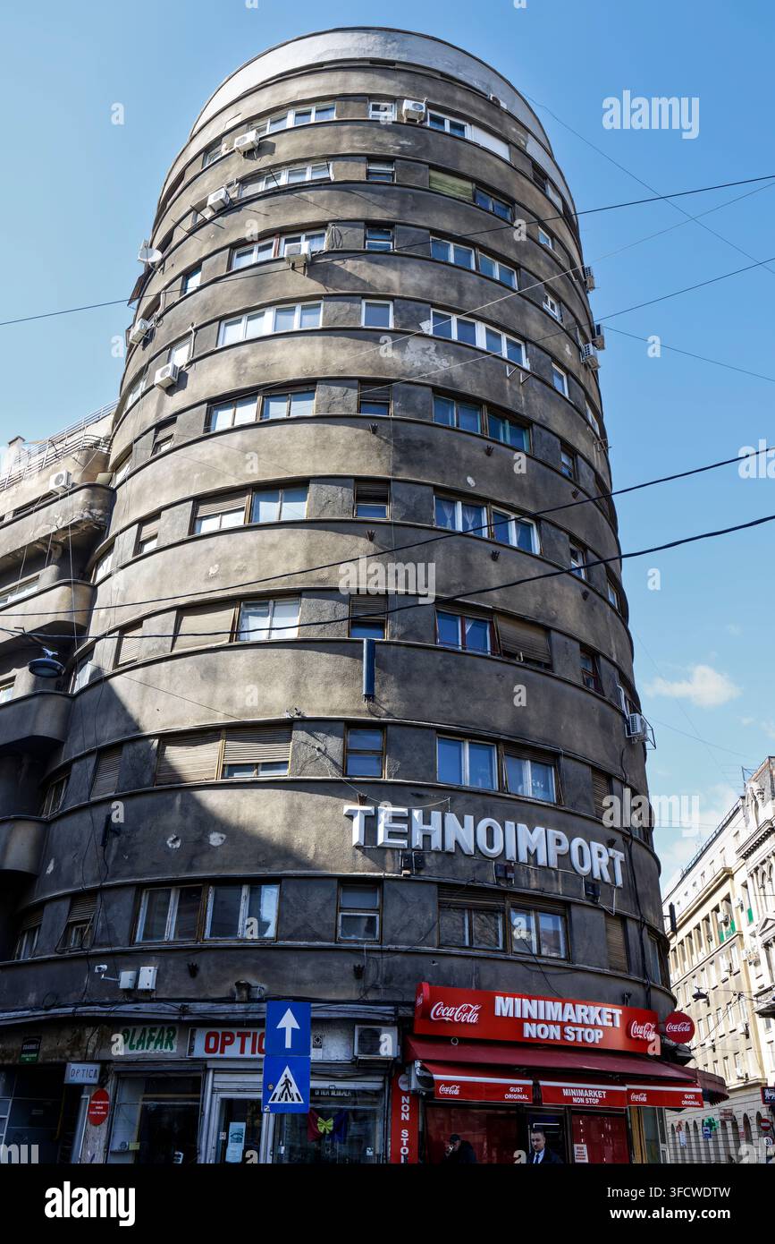 Tehnoimport-Gebäude - Interwar-Moderne (internationaler Stil und Art-Déco-Streamline-Moderne-Stil) 1935. Zuvor Adriatica genannt. Bukarest Stockfoto