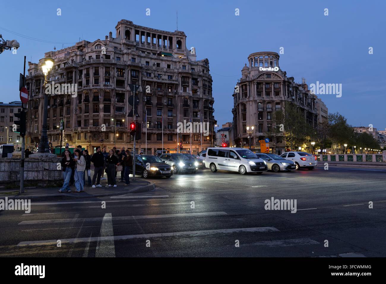 Historische Art Deco-, Art Nouveau-Gebäude Adriatica Trieste (l), Agricola-Fonciera (r) an der Piata Natiunilor Unite, Dâmbovița-Fluss, Altstadt, Bukarest Stockfoto