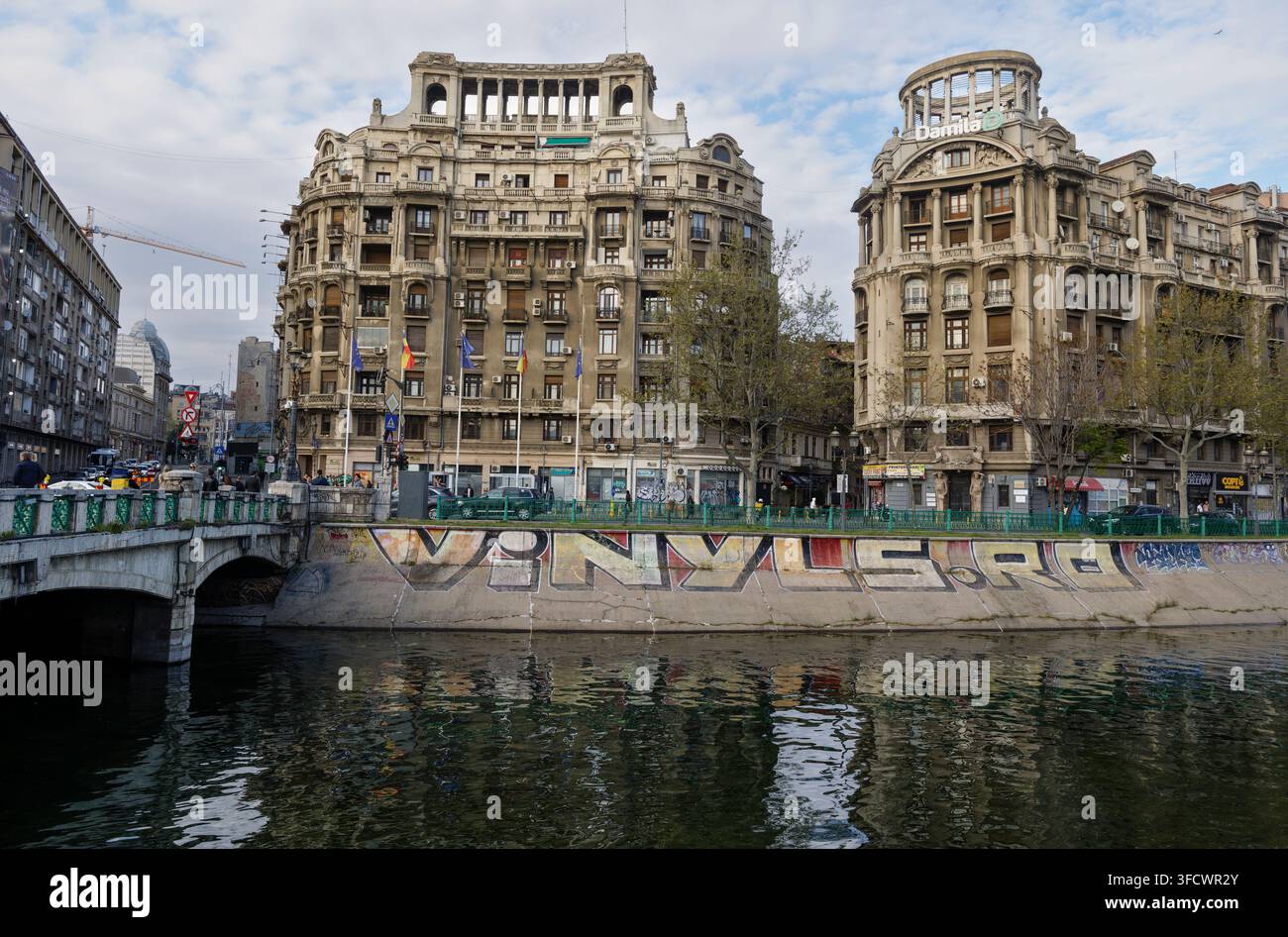 Historische Beaux-Arts-, Art-Déco- und Art-Nouveau-Gebäude Adriatica Trieste (l) und Agricola-Fonciera (r) am Dâmbovița-Fluss, Altstadt, Bukarest Stockfoto