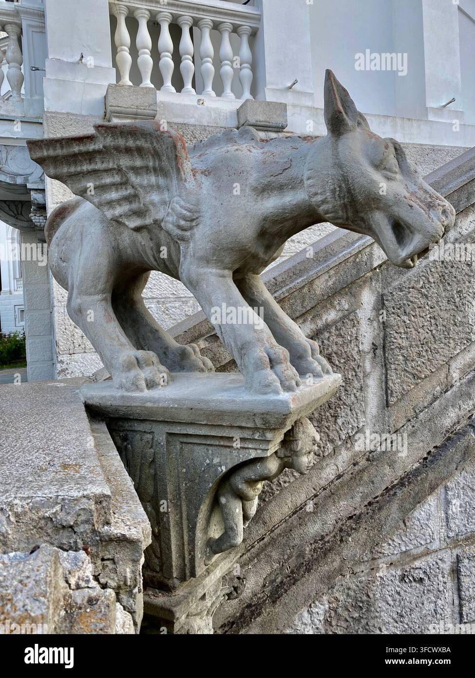 Historische geflügelte Tierskulptur, die das Gelände des Livadia-Palastes in der Krim schmückt Stockfoto