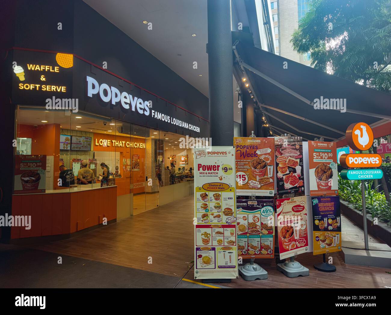 Popeyes Louisiana Chicken-Filiale in Singapur mit einem Menü-Ständer für ihr „Power Mix & Match“-4-Gänge-Kombi-Angebot Stockfoto
