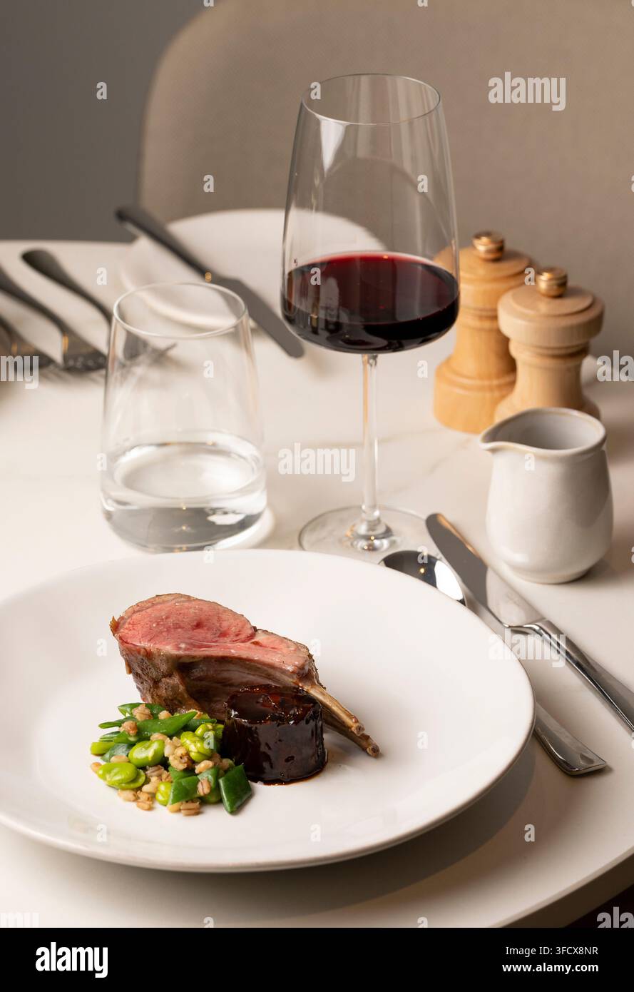 Restaurant servierte Lammbraten mit grünen Bohnen und Gelee Stockfoto