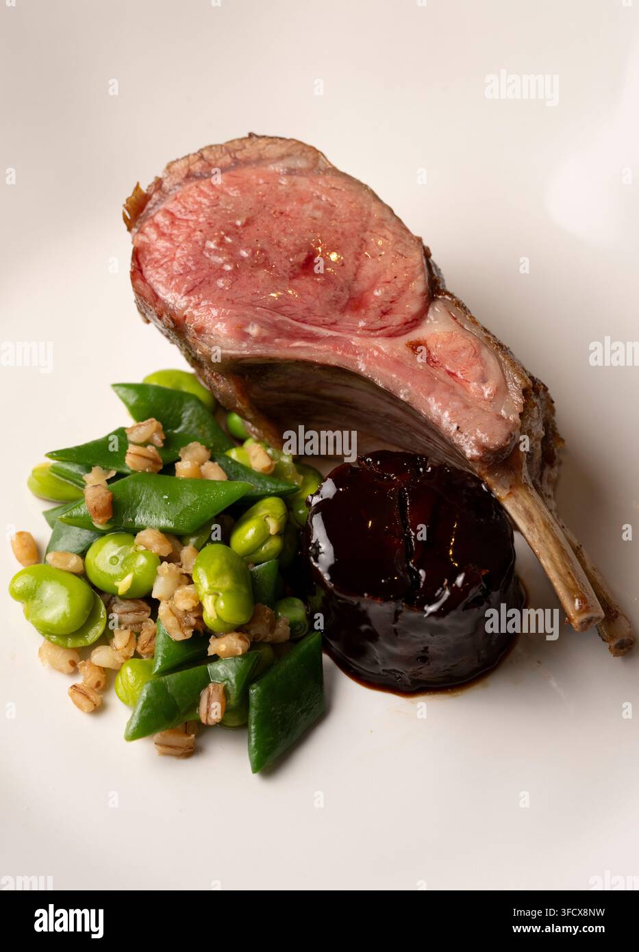 Restaurant servierte Lammbraten mit grünen Bohnen und Gelee Stockfoto