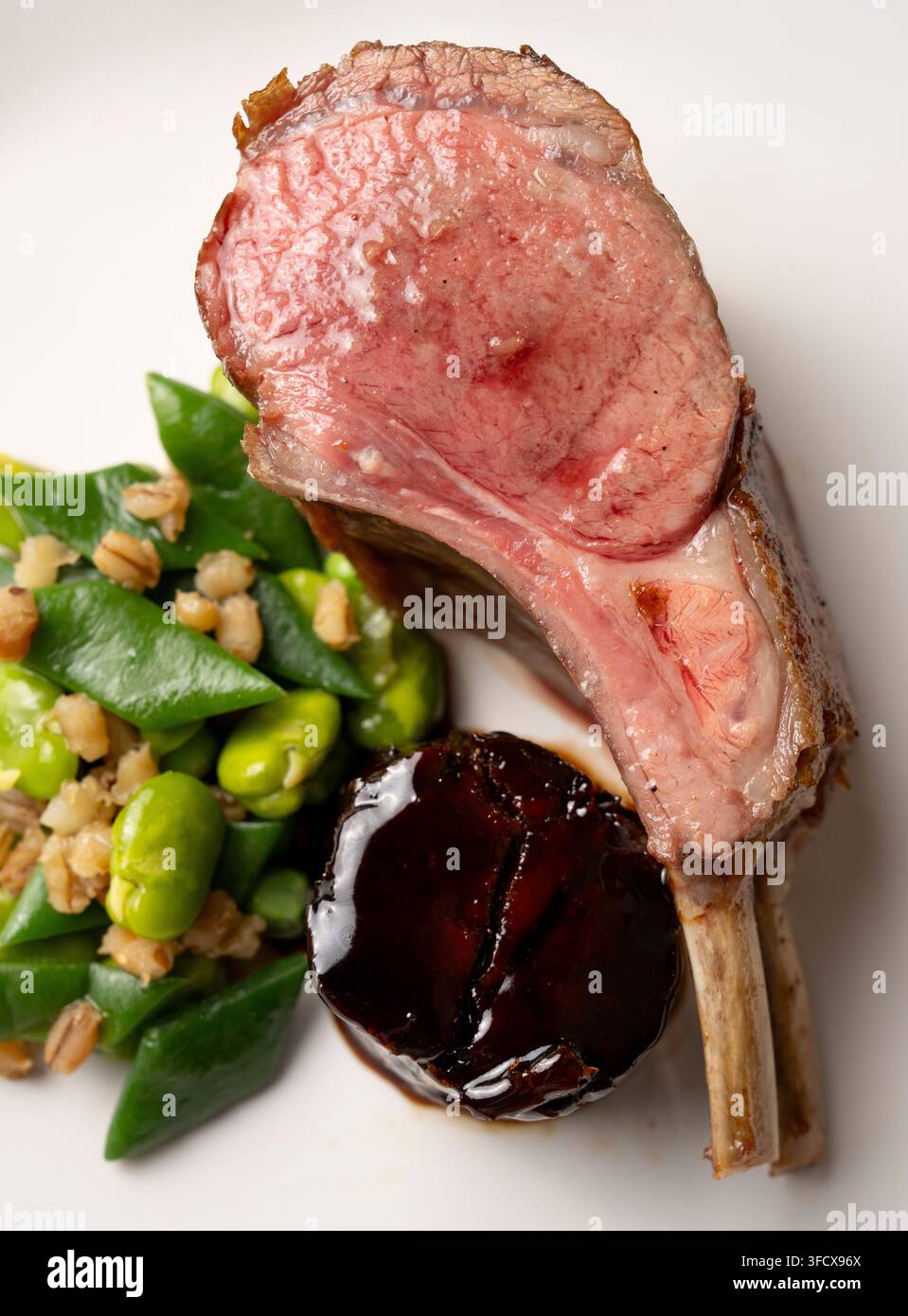 Restaurant servierte Lammbraten mit grünen Bohnen und Gelee Stockfoto