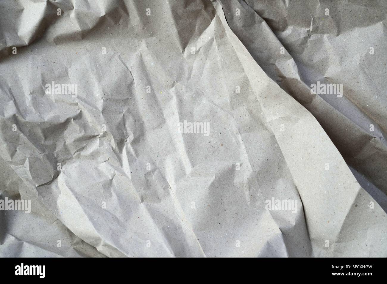 Zerknitterter Packpapierhintergrund. Alte raue Papiertextur. Stockfoto