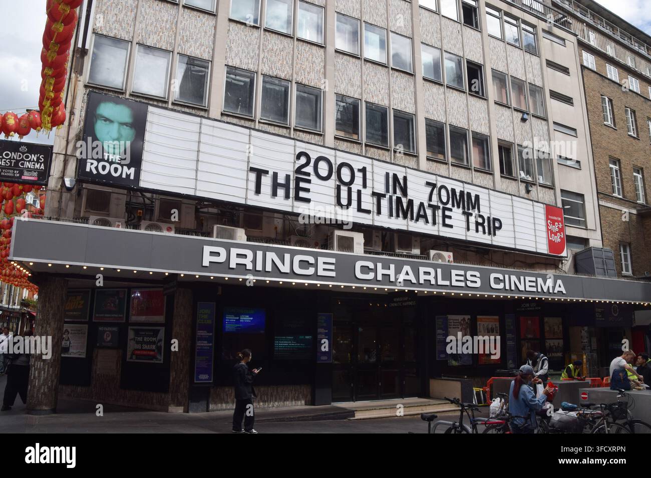 London, UK, 28. August 2026. Außenansicht des Prince Charles Cinema mit der Leuchtreklame, die „2001 in 70mm, die ultimative Reise“ anzeigt. Das unabhängige Kino neben dem Leicester Square im West End bereitet sich darauf vor, mit dem Vermieter Zedwell LSQ Ltd und dessen Muttergesellschaft Criterion Capital wegen einer Ausstiegsklausel im neuen Mietvertrag vor Gericht zu gehen und steht vor einer möglichen Schließung. Credit: Vuk Valcic/Alamy Live News Stockfoto