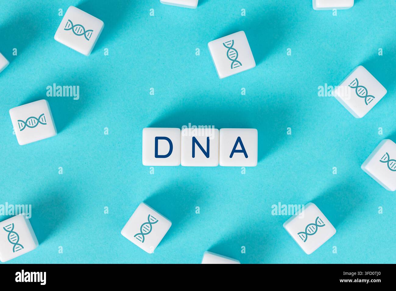 DNA-Text auf Blöcken, umgeben von Blöcken mit Helix-Symbolen, die genetische und biotechnologische Konzepte darstellen Stockfoto