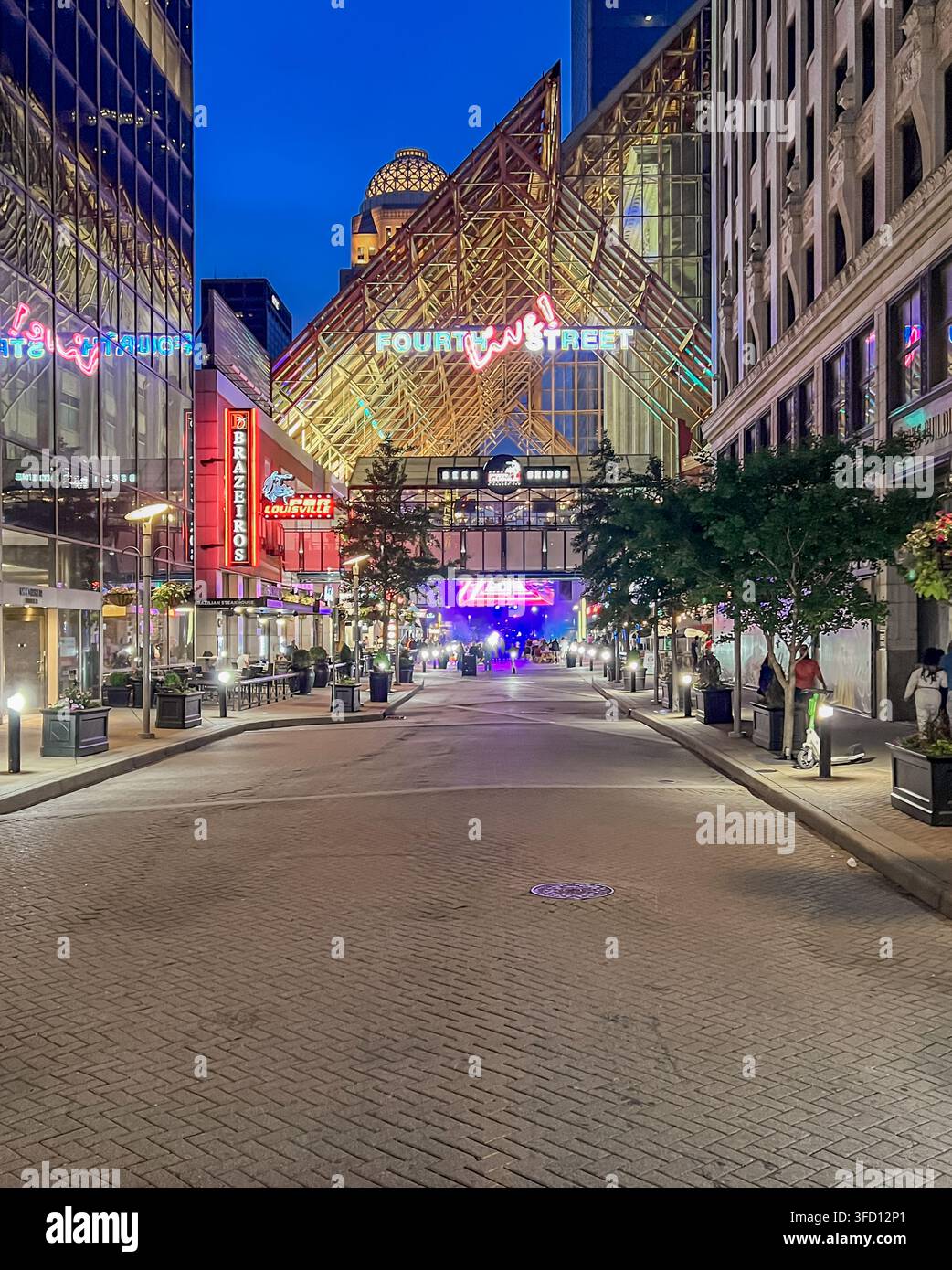 USA, Kentucky, Louisville, Fourth Street Live!  Unterhaltungs- und Essensviertel bei Nacht beleuchtet Stockfoto