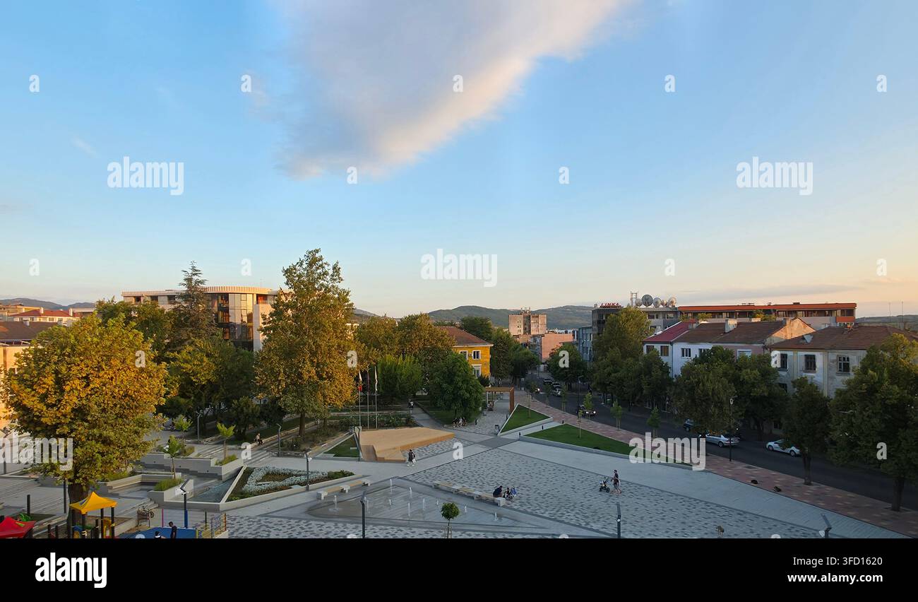 Blick über die Stadt Momchilgrad in den Ostrodopen, Bulgarien - Smartphone-aufgenommenes Stockfoto