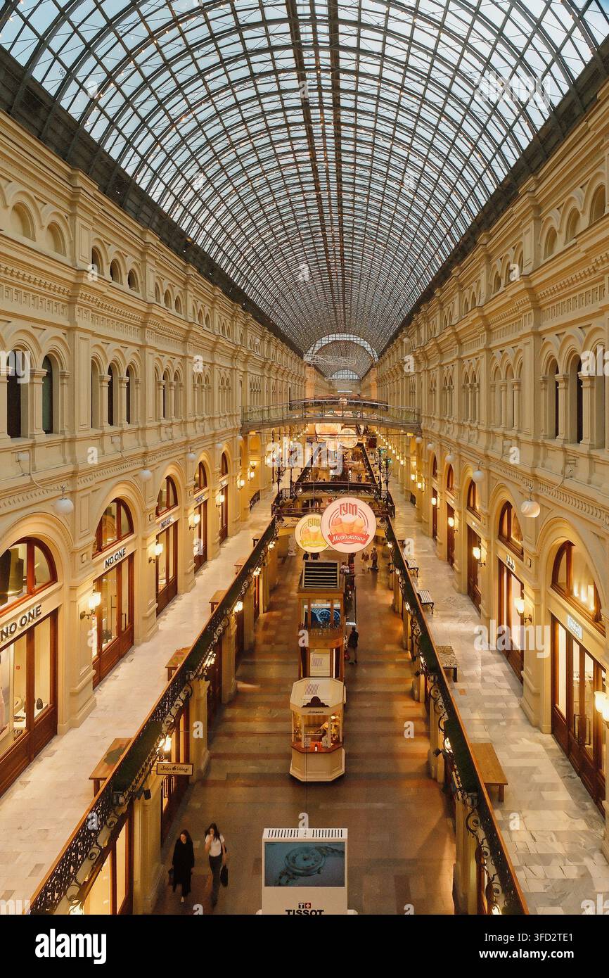 Große innere Einkaufsarcade mit gläsernem Gewölbedach und kunstvoller neoklassizistischer Architektur, mit Einkaufen, Arkade, Interieur Stockfoto