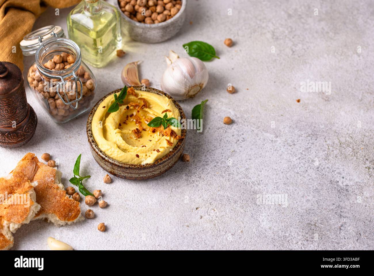 Traditioneller Hummus mit Kichererbsen, Paprika, Olivenöl – Orientalischer oder jüdischer traditioneller Snack Stockfoto