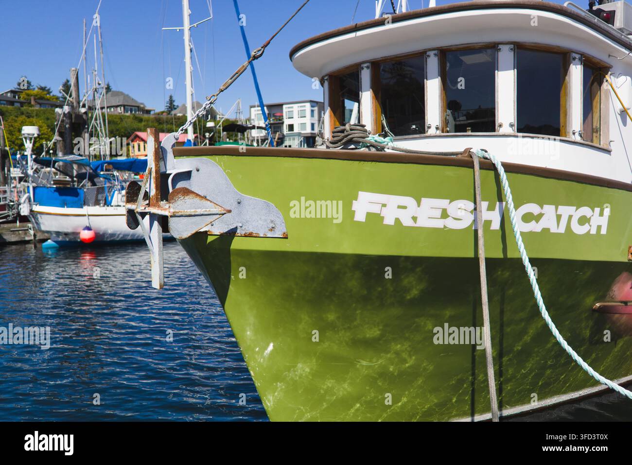 Nahaufnahme des Bootsbugs namens Fresh Catch, der im Yachthafen von Campbell River, Vancouver Island, British Columbia, Kanada, vor Anker liegt Stockfoto